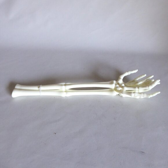 NEW 13” HALLOWEEN PLASTIC SKELETON ARM HANDS SERVING UTENSILS TONG SET - Picture 8 of 8